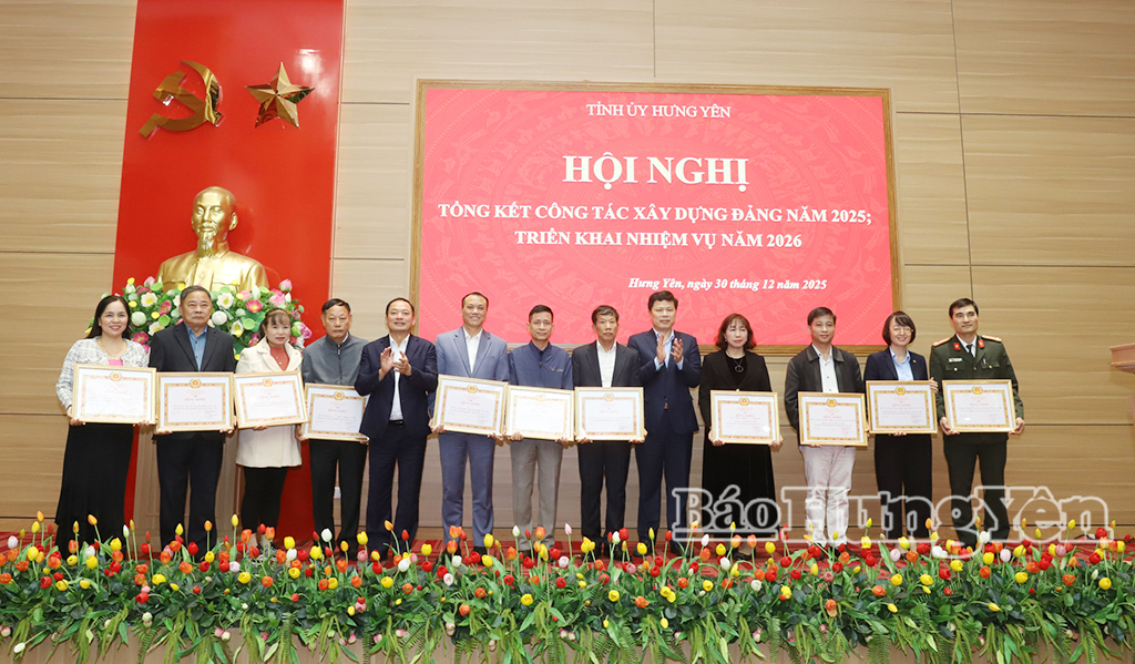 Đồng chí Trần Quốc Toản, Phó Bí thư Thường trực Tỉnh ủy, Chủ tịch Ủy ban MTTQ Việt Nam tỉnh và đồng chí Trần Quốc Văn, Phó Bí thư Tỉnh ủy, Chủ tịch HĐND tỉnh trao Bằng khen tặng các Đảng bộ, Chi bộ “Hoàn thành xuất sắc nhiệm vụ” tiêu biểu 5 năm liền 2021 - 2025.