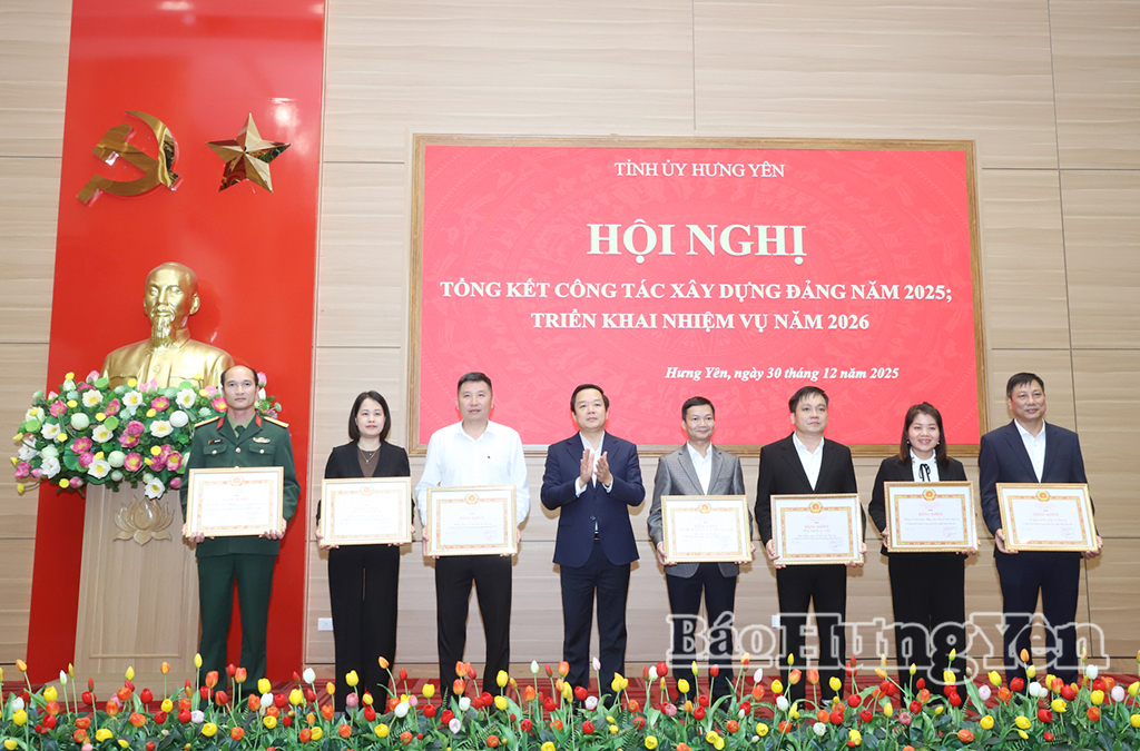 Đồng chí Phạm Quang Ngọc, Phó Bí thư Tỉnh ủy, Chủ tịch UBND tỉnh trao Bằng khen tặng các tập thể có thành tích xuất sắc trong công tác xây dựng Đảng năm 2025.