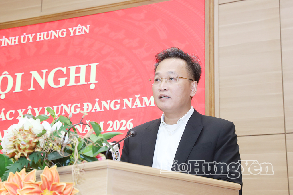 Đồng chí Nguyễn Hữu Nghĩa, Ủy viên Ban Chấp hành Trung ương Đảng, Bí thư Tỉnh ủy phát biểu tại hội nghị.