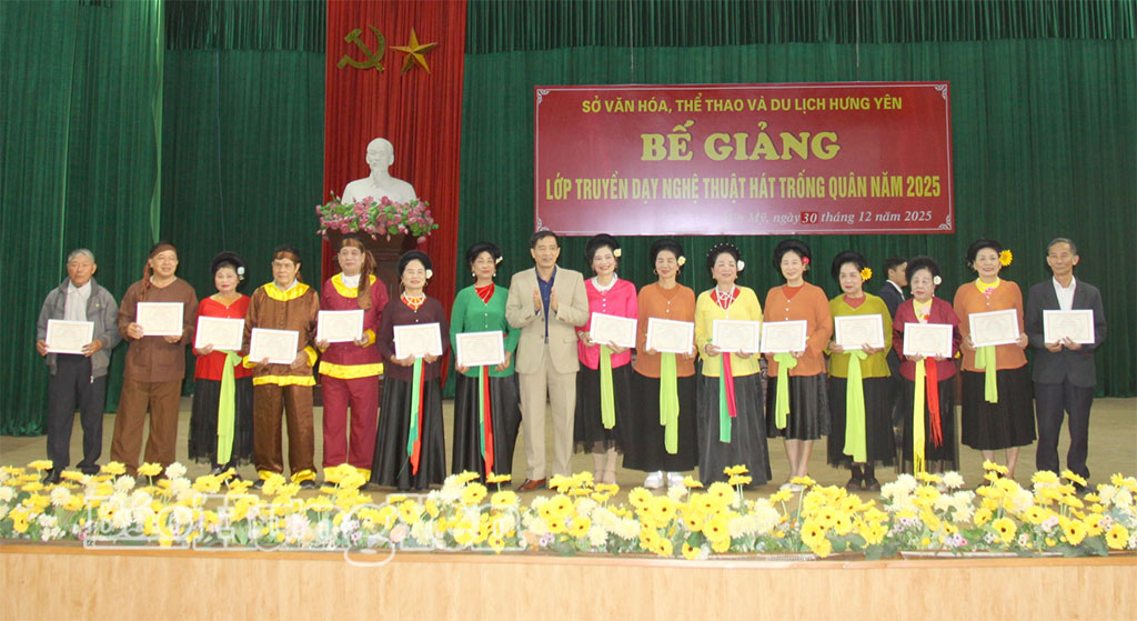 Trao giấy chứng nhận cho các học viên.