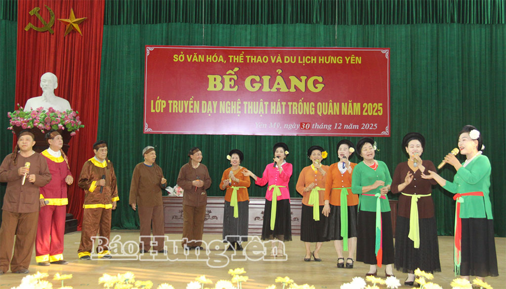 Các học viên của lớp học thực hành trình diễn nghệ thuật hát trống quân.