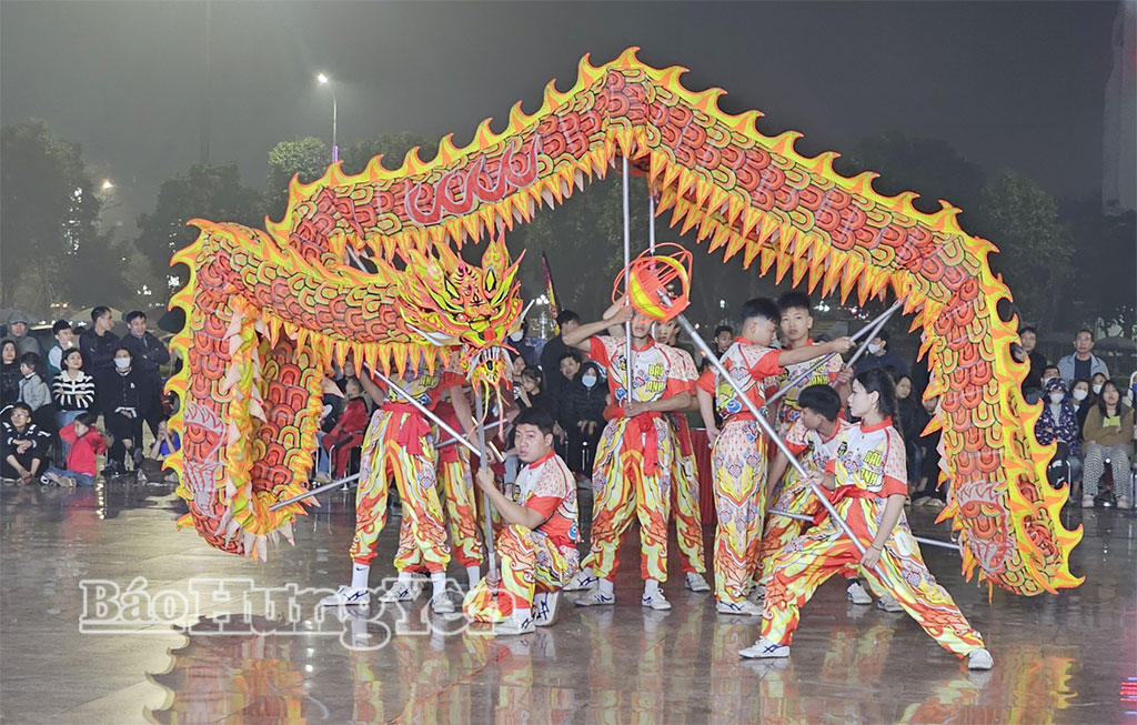 Các vận động viên thi đấu nội dung múa rồng tự chọn.