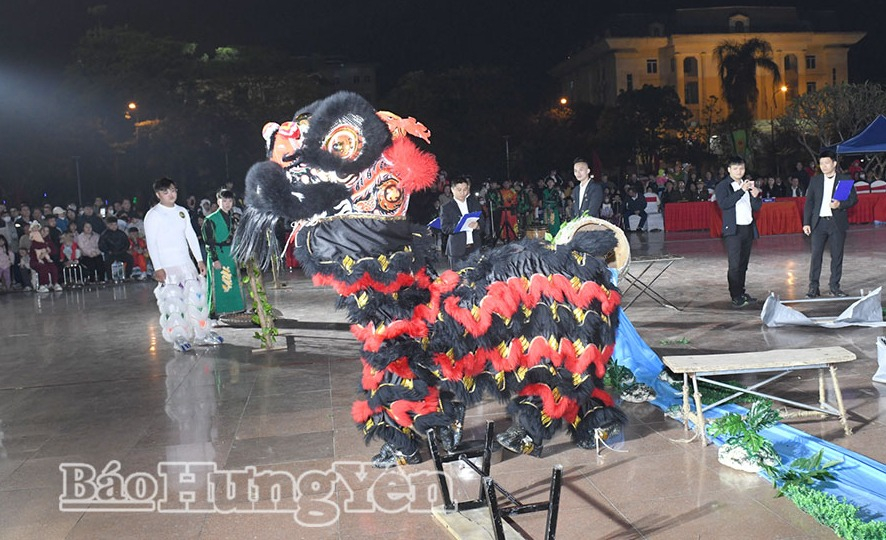 Các vận động viên thi đấu nội dung múa lân truyền thống.