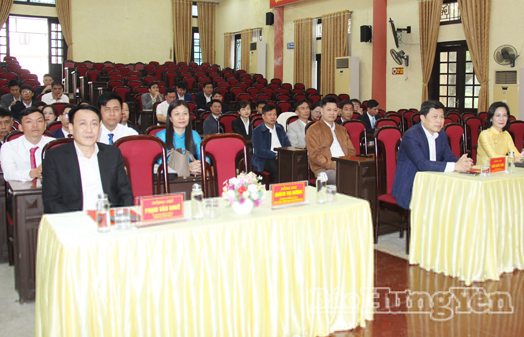 Các đại biểu tham dự lễ khai giảng.