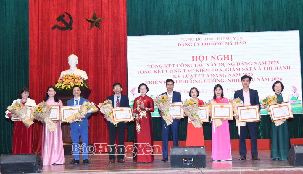 Đồng chí Trần Thị Thanh Thủy, Ủy viên Ban Thường vụ Tỉnh ủy, Bí thư Đảng ủy, Chủ tịch HĐND phường Mỹ Hào trao Giấy khen tặng các tổ chức đảng đạt tiêu chuẩn “Hoàn thành xuất sắc nhiệm vụ” tiêu biểu năm 2025.