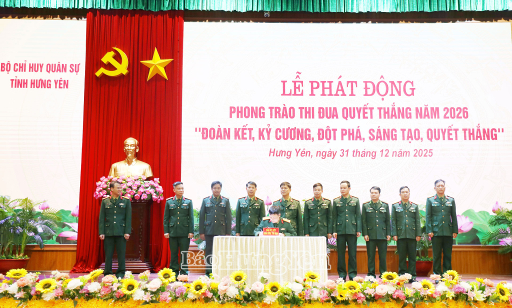 Lãnh đạo Bộ CHQS tỉnh chứng kiến các cơ quan, đơn vị ký kết giao ước thi đua