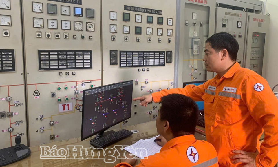 Đội quản l&yacute; điện lực khu vực Quỳnh Phụ: Sẵn s&agrave;ng c&acirc;́p điện an to&agrave;n, ổn định dịp cuối năm