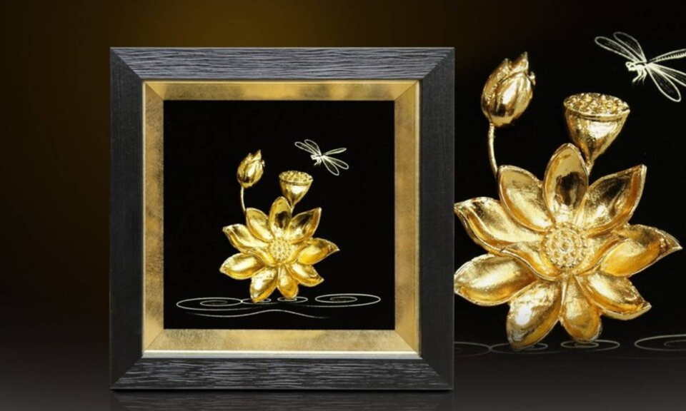 Tranh hoa sen mạ v&agrave;ng &ndash; Vẻ đẹp tinh thần v&agrave; gi&aacute; trị nghệ thuật vượt thời gian