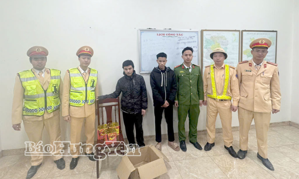 Ph&aacute;t hiện đối tượng nghi vận chuyển ph&aacute;o nổ v&agrave; xử l&yacute; vụ việc ph&oacute;ng xe qua chốt l&agrave;m cảnh s&aacute;t giao th&ocirc;ng bị thương