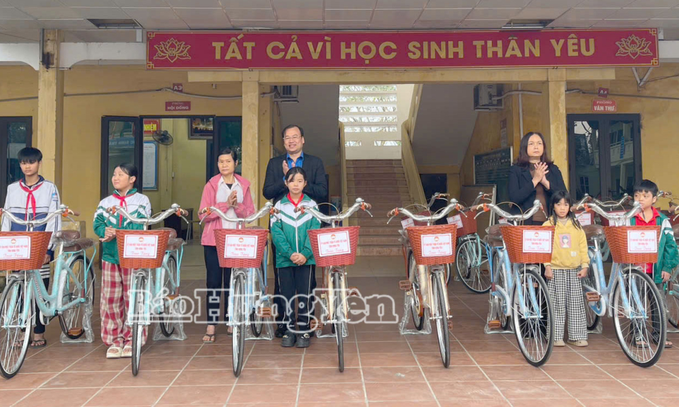 C&aacute;c địa phương tặng qu&agrave; cho học sinh c&oacute; ho&agrave;n cảnh kh&oacute; khăn v&agrave; trao nh&agrave; cho hộ ngh&egrave;o