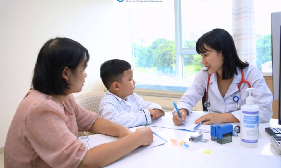 C&uacute;m A ở trẻ em: Sốt cao k&eacute;o d&agrave;i mấy ng&agrave;y l&agrave; nguy hiểm?