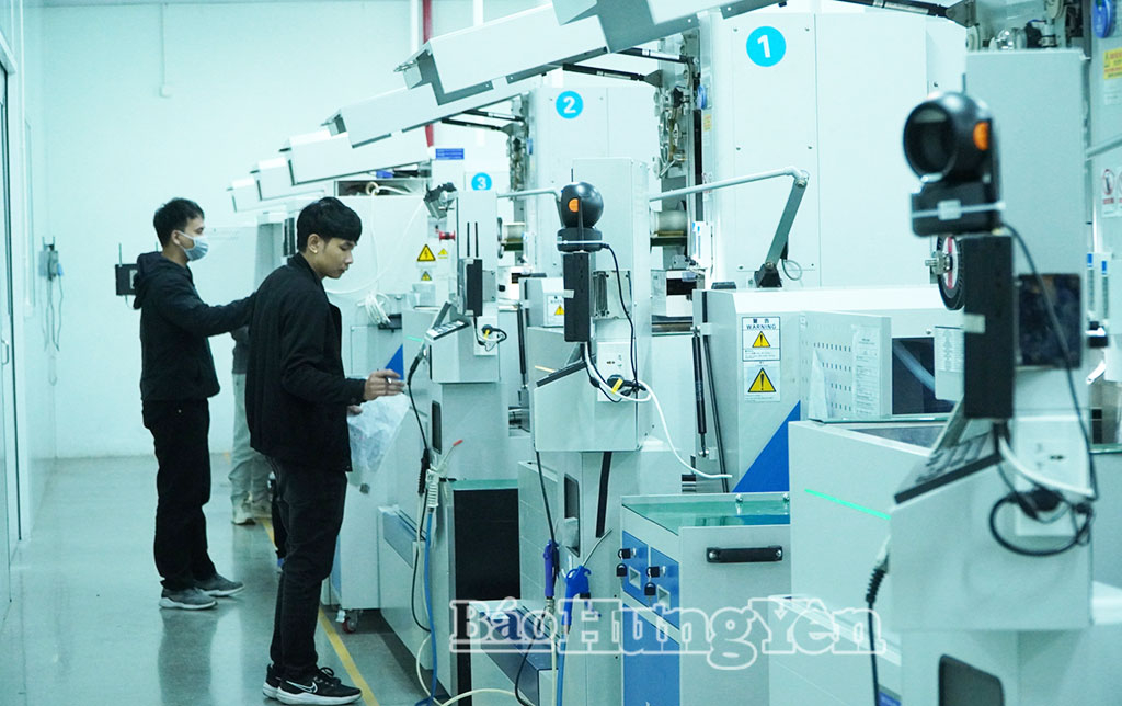 Sản xuất linh kiện máy tính tại Công ty TNHH Lotes Việt Nam tại KCN Liên Hà Thái.