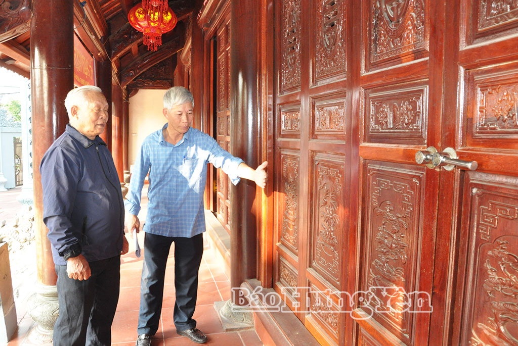 Cửa chính đền Phượng Hoàng được chạm khắc tỉ mỉ với nhiều hoa văn đặc sắc.