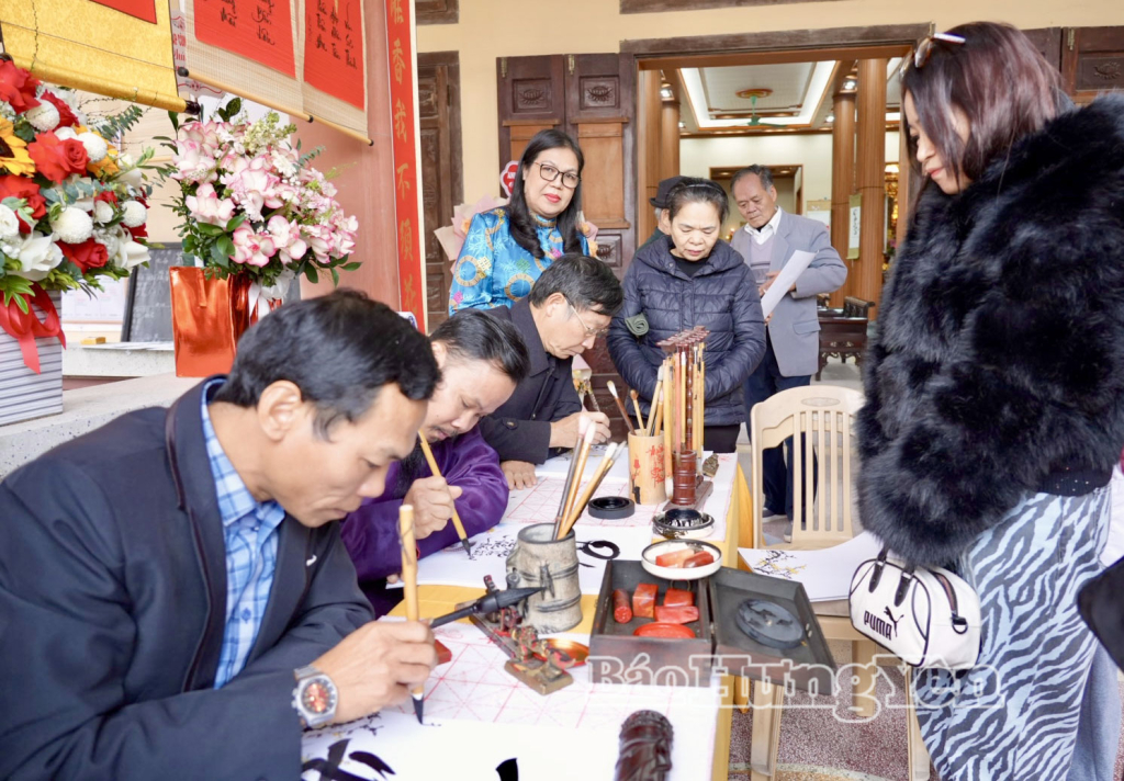 Thư pháp gia cho chữ đầu năm phục vụ nhân dân tại chùa Thánh Long.