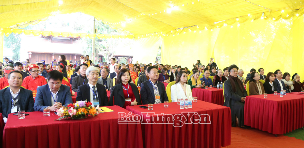 Các đại biểu dự buổi lễ.