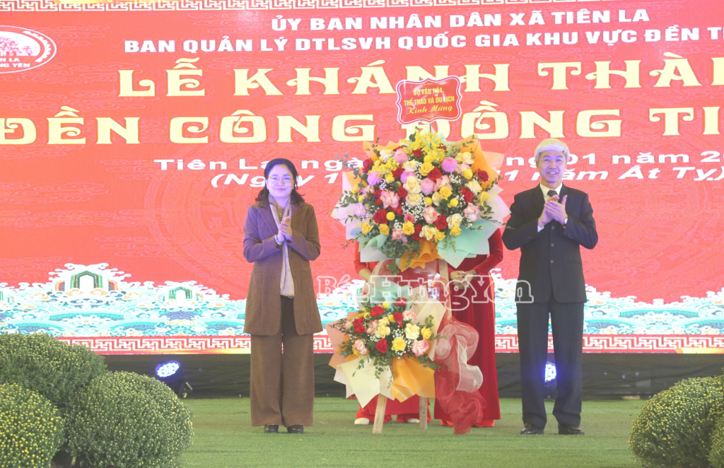 Đồng chí Trịnh Thị Thủy, Thứ trưởng Bộ Văn hóa, Thể thao và Du lịch tặng hoa chúc mừng nhân dịp khánh thành đền Công Đồng.