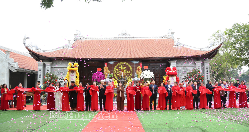 Các đại biểu thực hiện nghi thức cắt băng khánh thành công trình.