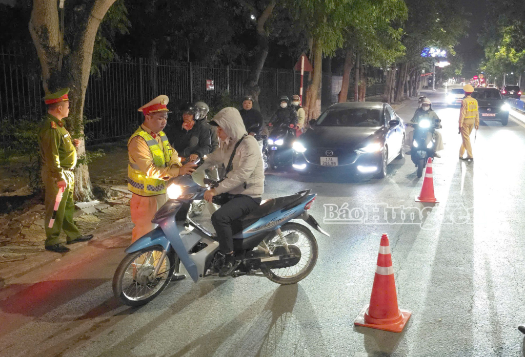 CSGT tuần tra xử lý vi phạm nồng độ cồn tại phường Trần Hưng Đạo.