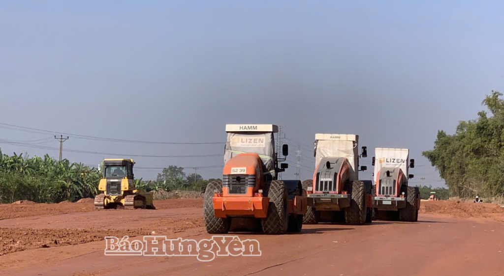 Thi công nền tuyến đường kết nối di sản văn hóa du lịch và phát triển kinh tế dọc sông Hồng.
