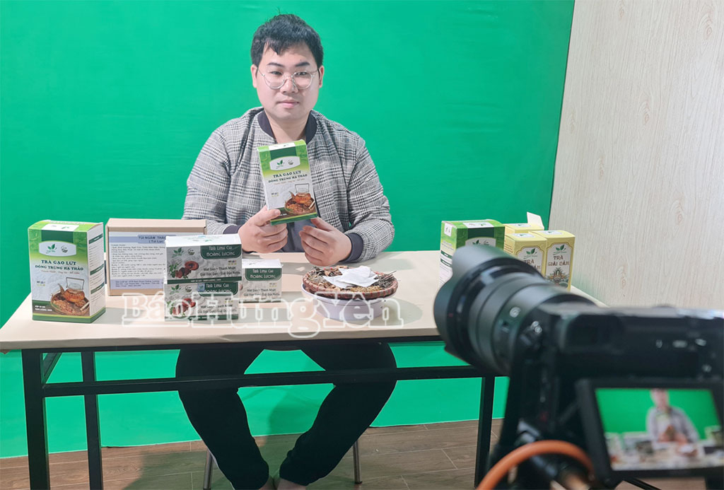 Hợp tác xã Nam dược Hoàng Lương, xã Tiền Hải livetreams bán hàng trên cácnền tảng thương mại điện tử.
