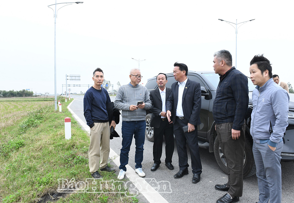 Đại diện Quỹ đầu tư Lotus Invest Limited cùng các đại biểu khảo sát thực địa tại xã Tiên Tiến.
