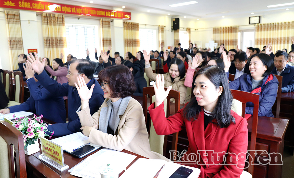 Cử tri biểu quyết nhất trí giới thiệu 4 người của cơ quan Ủy ban MTTQ Việt Nam tỉnh tham gia ứng cử đại biểu HĐND tỉnh khóa XVIII.