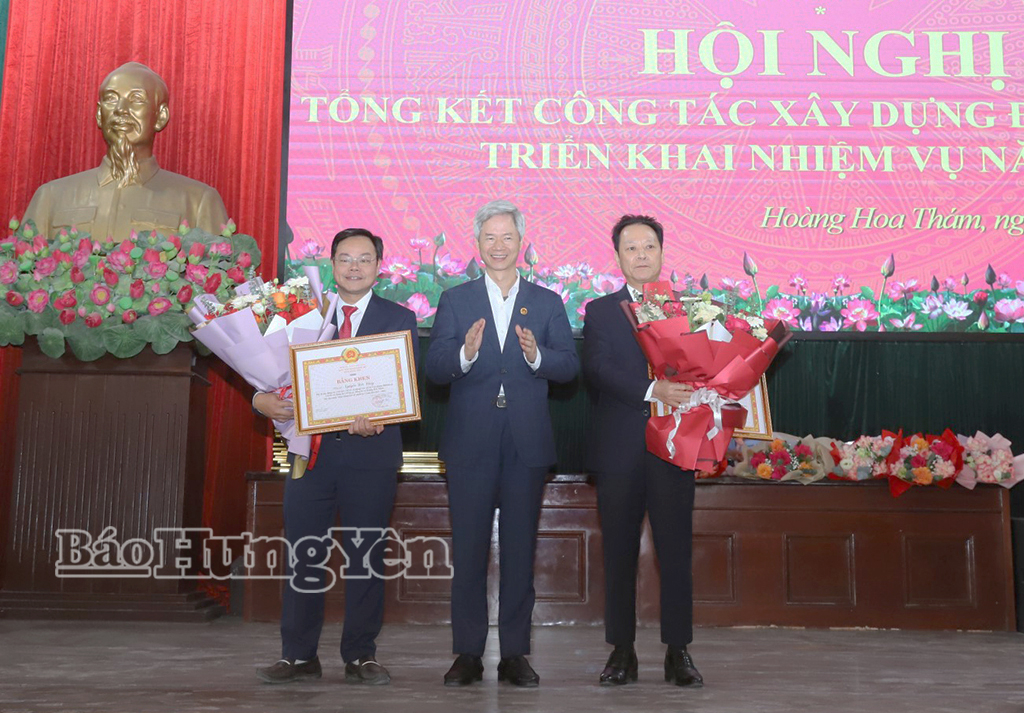 Đồng chí Đào Hồng Vận, Ủy viên Ban Thường vụ Tỉnh ủy, Trưởng đoàn Đại biểu Quốc hội tỉnh, Giám đốc Sở Nội vụ trao Bằng khen của Ban Thường vụ Tỉnh ủy cho đảng viên đạt tiêu chuẩn